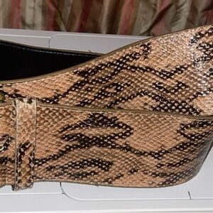 Slithering snake? No, it’s faux! Size small. 3 inches wide great condition